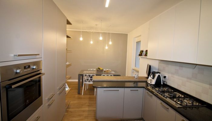 Zona cucina moderna e funzionale