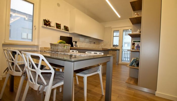 Appartamento con cucina ampia e luminosa.
