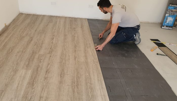 L'operatore si occupa del rifacimento del pavimento
