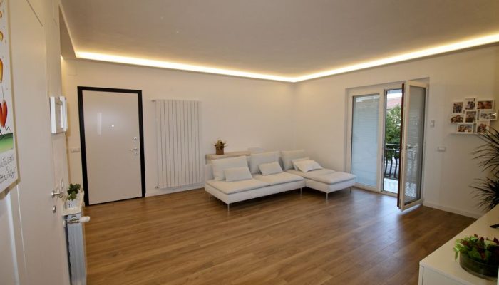 Ampia sala con parquet