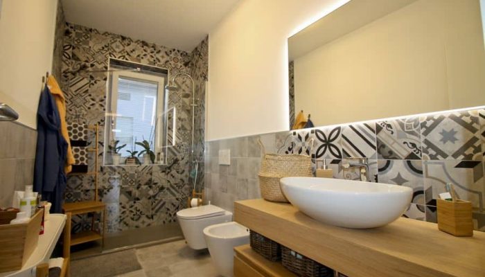 Bagno con luminoso con ampio specchio