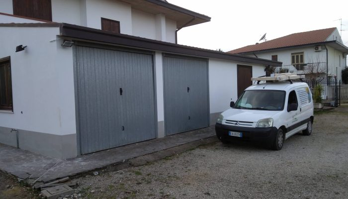 Casa ristrutturate e furgone di BioEdil