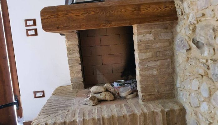 Fase di costruzione del caminetto