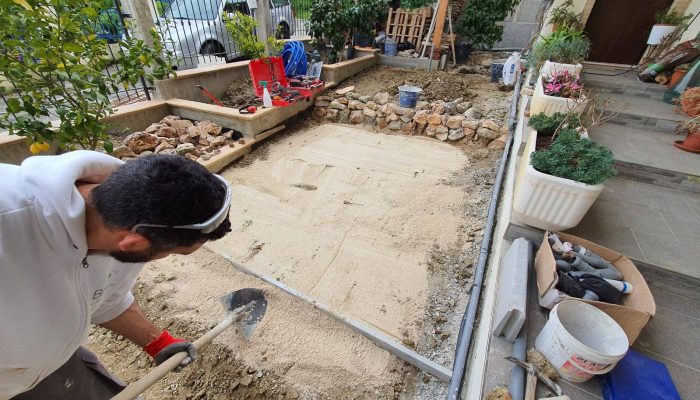 Operatore spiana il terreno