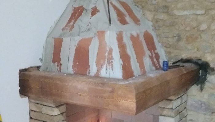 Fase di costruzione del caminetto