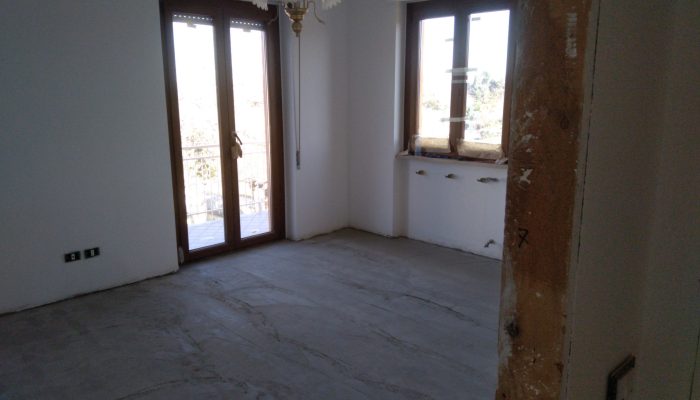 Una fase della lavorazione del rifacimento dell'appartamento.
