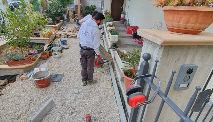 BioEdil Abruzzo impegnata nella ristrutturazione di un giardino.