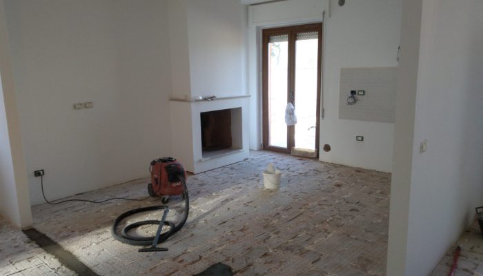 Una fase della lavorazione del rifacimento dell'appartamento.