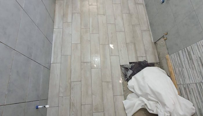 Fase di lavorazione durante la ristrutturazione del bagno