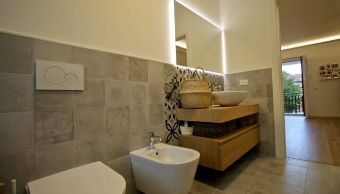Bagno con luminoso con ampio specchio