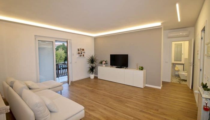 Ampia sala con parquet dotata di accesso al balcone